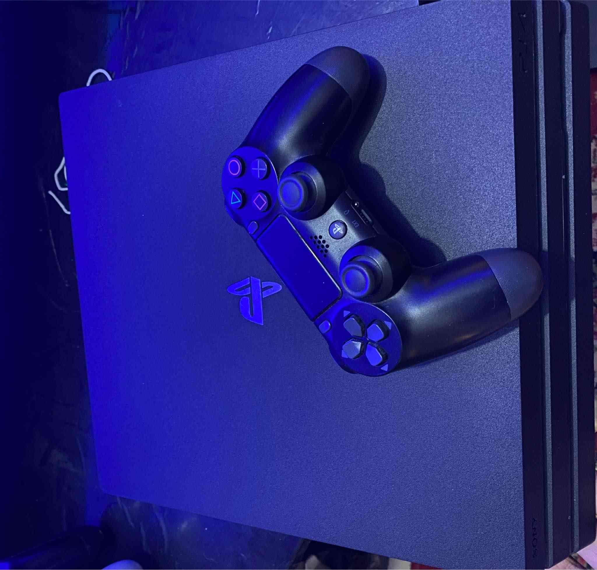 بلي فور برو مهكر
ذاكره واحد تير 1t 
العاب ٣٠ لعبه تقريباً 
جوستكات اصليه
مكفول لوك ستيكر لتواصل خاص او على عرقم
*********** عمارة, ميسان
