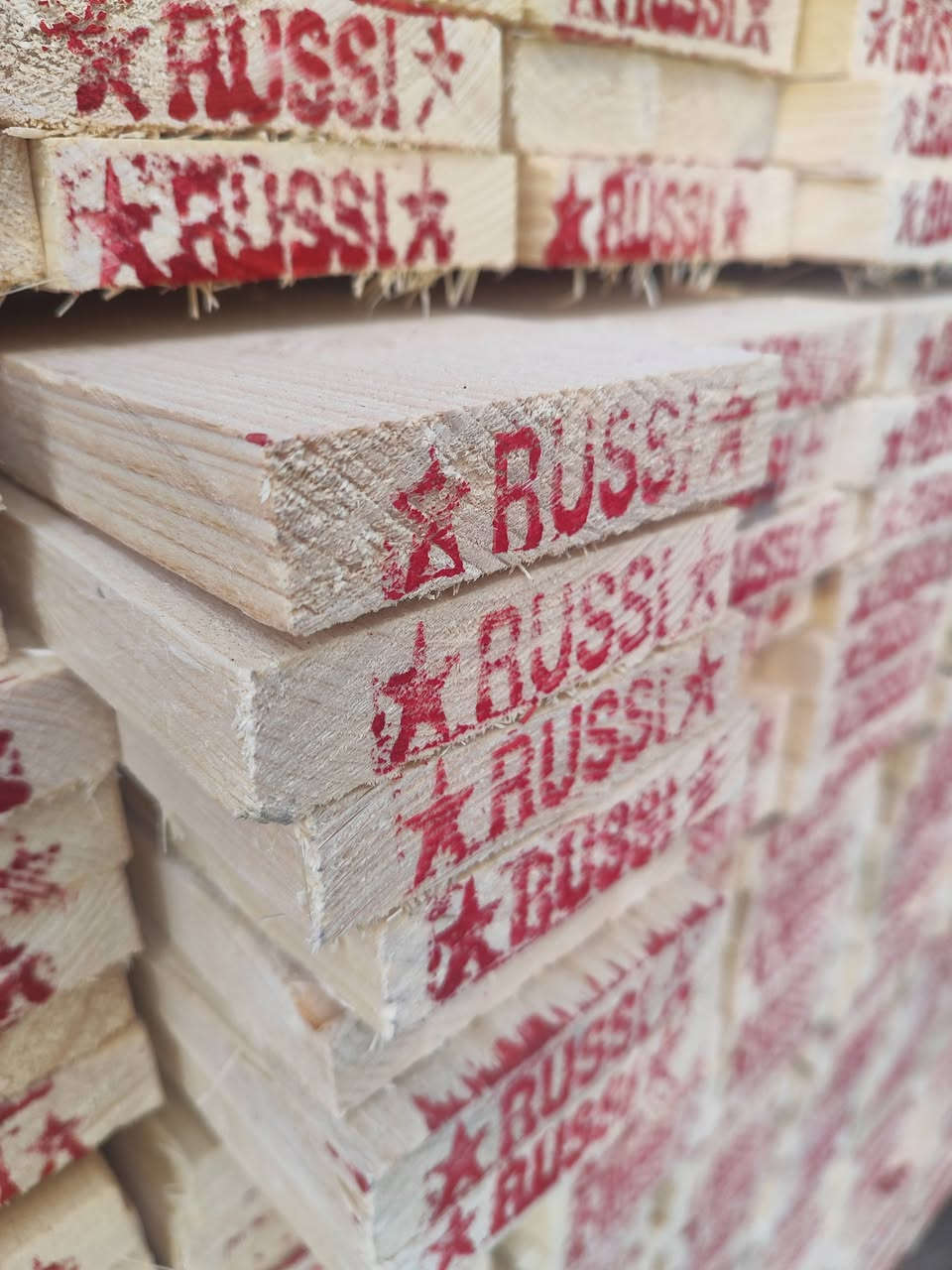 #تحطيم_الاسعار
خشب روسي تارس مجفف درجة اولى
جميع القياسات جمله ومفرد العنوان حله شارع ٨٠ حي العسكري
للاستفسار الاتصال على الارقام التالية متوفر واتساب
***********
***********
