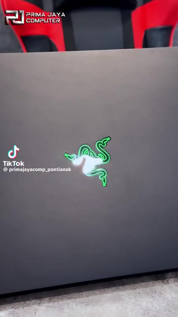 تحية طيبة للجميع ❤️

للبيع Razer Blade 15 🖤🔥 الانيق والقوي 

▪️ Core i7-13800H
معالج قوي جدًا من الجيل 13، مناسب للشغل الثقيل والألعاب والبرامج بسرعة ممتازة.

▪️ RTX 4070 8GB 140Watt✅✅ 
كارت شاشة قوي يشغل الألعاب على إعدادات عالية ويخدم بالمونتاج والتصميم بكل راحة.

▪️ RAM 16GB DDR5
رامات سريعة تساعد على السلاسة وفتح أكثر من برنامج بدون تعليق.

▪️ SSD 1TB NVMe
مساحة كبيرة وسرعة عالية جدًا بالتشغيل ونقل الملفات.

▪️ شاشة 15.6” 2.5K 240Hz
ألوان جميلة ودقة عالية جدًا، ويا 240Hz تعطي سلاسة قوية خصوصًا بالألعاب والاستخدام اليومي 🔥

▪️ تصميم Razer Premium
جسم نحيف وفخم وخامات جدًا قوية من الالمنيوم  مع إضاءة RGB جميلة.

الجهاز استعمال قليل(نظافة 100%) 
ملحقاته كاملة  كارتون +الشاحن الاصلي 
كيبورد عربي ✅✅
توصيل لكل المحافظات 
*********** |اتصال -واتساب
