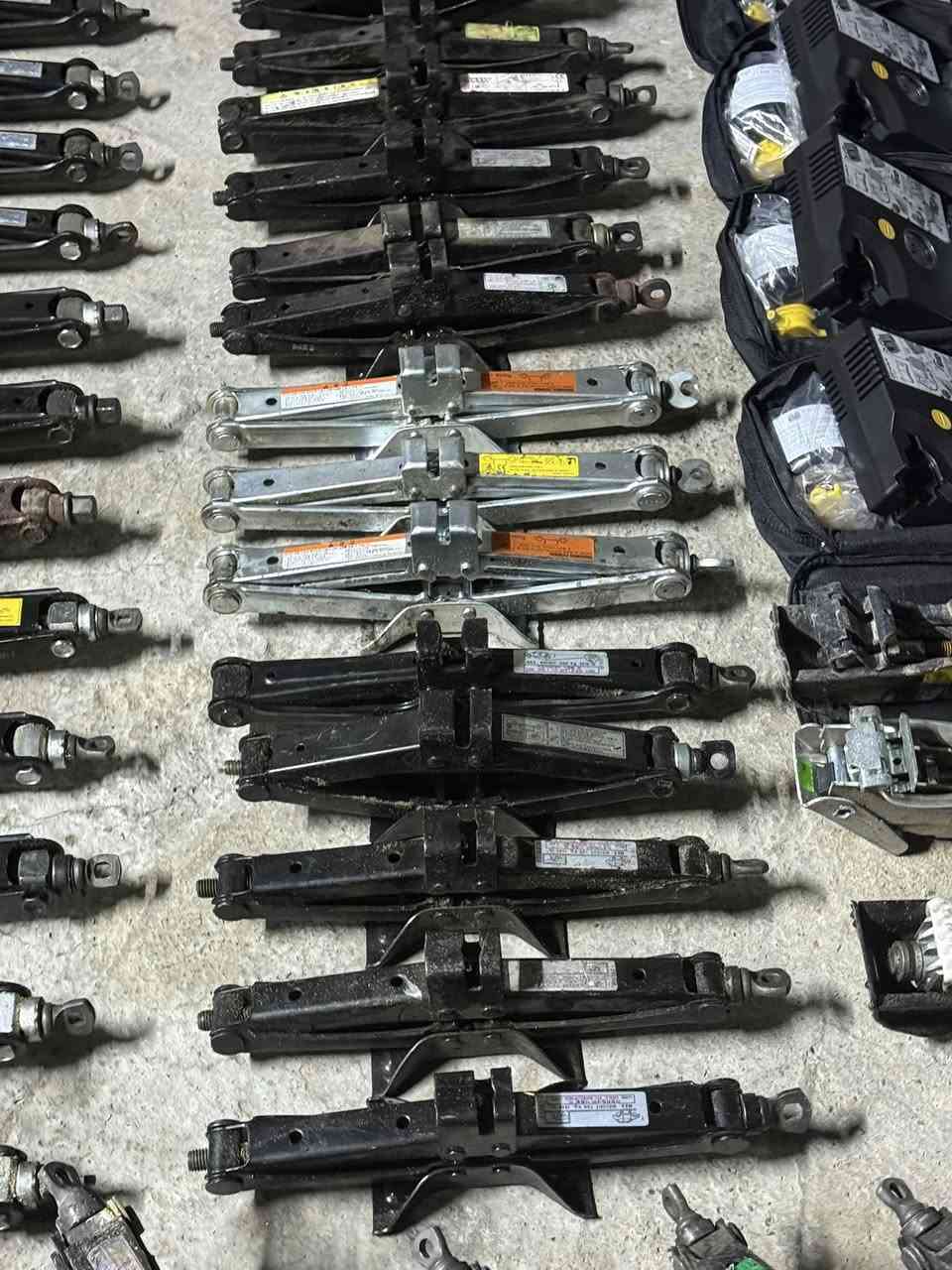 سلام عليكم
منفاخ طيارات ٢٥ الف كوري اصلي ضمان 
جك كبير ١٥ الف 
جك وصط ١٣ الف
جك سيارات الناصي ١٠ الف 
جك الماني ١٠ الف 
جك ستاركس ٢٠ الف 
جك دهن ٢٠ الف السيارات العاليه 
جك امريكي جارجر وبامه ١٧ الف 
فلينه كامله سيارات كوريه ٢٥ الف 
هورن عل ضمان ١٥ الف 
درك ستيرن النتره مضلع امريكي ٥٠ الف 
دركه ستيرن فولستر ٣٥ 
دركه فورتي( ٢٠ ٢١ ١٩ )٧٥ الف 
شريط النتره مضلع امريكي فورتي مضلع ٢٠ الف اصلي تفصيخ 

مكاني بغداد مشتل يوجد توصيل 🚚 ٥ الف 
متواجد من ٥ العصر إلى ١٢ بليل 
*********** واتساب 
ملاحضه اي شي تجاري ماعدي وكلهن ضمان
