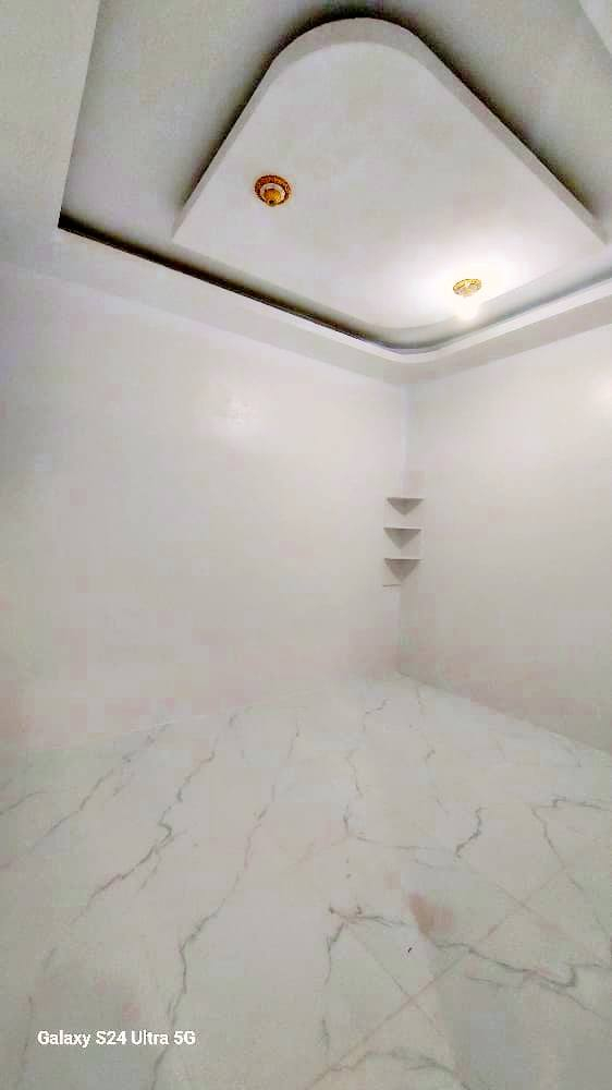 #للشراء التواصل باالبايع مباشره بدون اي وسيط اودلاال #ت772199681
للبيع منزل سكني للبيع مسلح هـردي قواعد وعمدان مطل على الزفلت
#وسعر مغري وصادم جداً 17مليون ريال يمني يابلاشه 
#مساحة لبنتين لاثمن
#شارع 5 متر نافذ الى الزفلت
يتكون من
مجلس وحمام مستقل وجناح عايلي غرفتين واسعه ومطبخ وحمام وصاله وحوش سيارة
#الموقع #صنعاء الخط الجديد بعد الويتات جنب الخط العام 
#للشراء التواصل باالبايع مباشره بدون اي وسيط اودلاال #ت772199681
تابعوني على رابط صفحتي ملك عقارات صنعاء 
https://www.facebook.com/profile.php?id=100063753767817&mibextid=ZbWKwL


**إذا كنت صاحب هذا الإعلان وتريد حذفه لأي سبب، رجاءا أرسل رسالة إلى الدعم الفني**