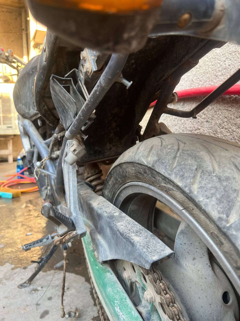 سلام عليكم بانده ربع للبيع بدون مكينه بيهه ظفيره كامله وعقل كوم حديد مكان بغداد البياع ***********
