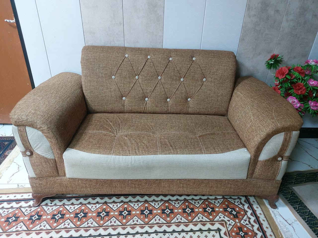 للبيع تخم مستعمل شي قليل 3قنفات وكرسي عدد 2 السعر ***********
