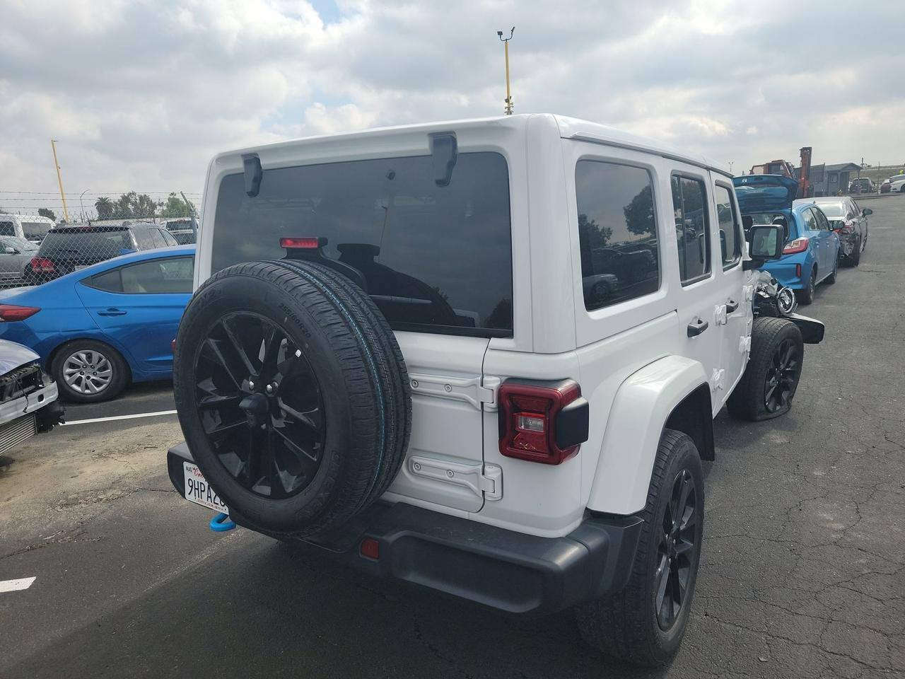 السلام عليكم جيب لانكلر صحاري موديل 24 فول الفول بلاك توب هايبرد وشحن وبانزين قماره  تنفتح وتنسد حادثه موضح بالصور سياره حاليا بعمان الحره تباع على وضعه تدخل على أربيل معفيه كمرك فقط رقم ونقل تدفع السعر 175 بيه مجال بسيط المراسله على الرقم ***********
