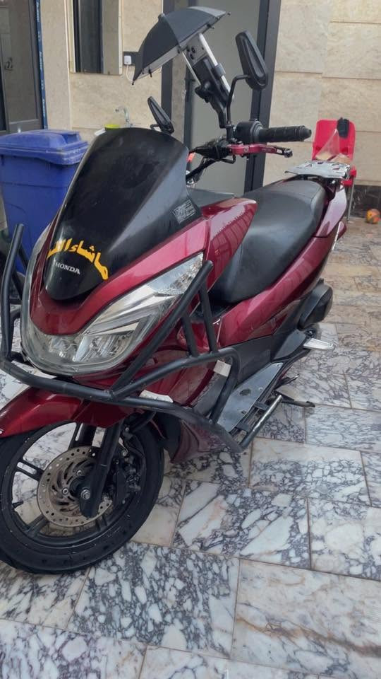 سلام عليكم 
PCX ياباني اصلي جيل ثاني 
خير من الله الدراجه ماشيه 50
الدراجه 150 نضيفه علا ايدي مال مثقفين
كهربائيات شغاله كلها اي نقص ترجعها الي 
حساسات مري باله اصلي الدراجه قبل شهرين نازله من الرمبه 
سعرها 16$ وبيها مجال حك الجيه وال ورق احسبه عل 150مو مثل الجماعه
اوراقها ب اسمي اكفلها من السرقه وتشتريها من باب بيتي 

للمعلومه المكينيه انضف من الي ابالك وممفتوحه 
برغي ممفتوح 
اسف عل اطاله بس الدراجه شسولف عنها قليل 
مكاني الشعب مقابيل جامعه الامام الكاضم
للاستفسار اكثر 
*********** 
ممتواجد خلص ابد بس رصيد 
🤍🤍
