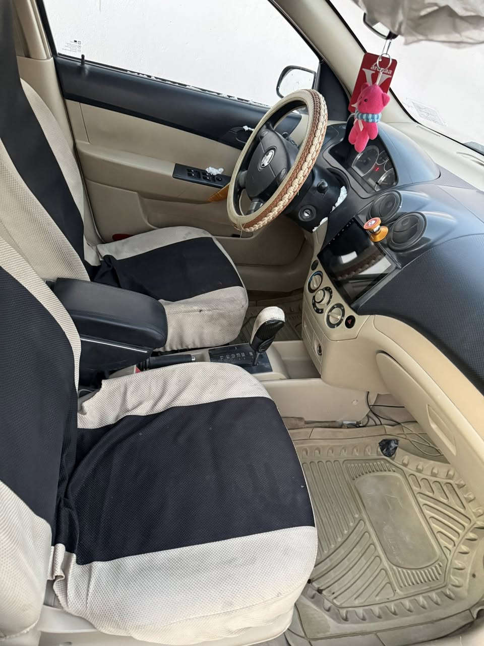 يالله 
افيو مديل 2011 للبيع وارد خليجي 
رقم ذي قار مشروع وطني مداور ثاني يوم 
سياره نضيفه وحلوة مابيها نواقص تبريد شغال ثلج 
بيها باردات بجاملغات فقط 
سعرها ب60 ورقه وبيها مجال بسيط 
***********
