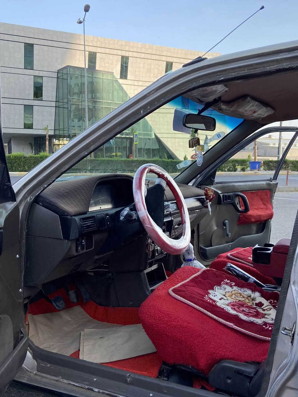 مازده ١٩٨٩  عام لؤ جووانى جةمبةكى خةفيفى پشتى هةية
***********
هةموو شتةكى بةشةرت أربيل, العراق
