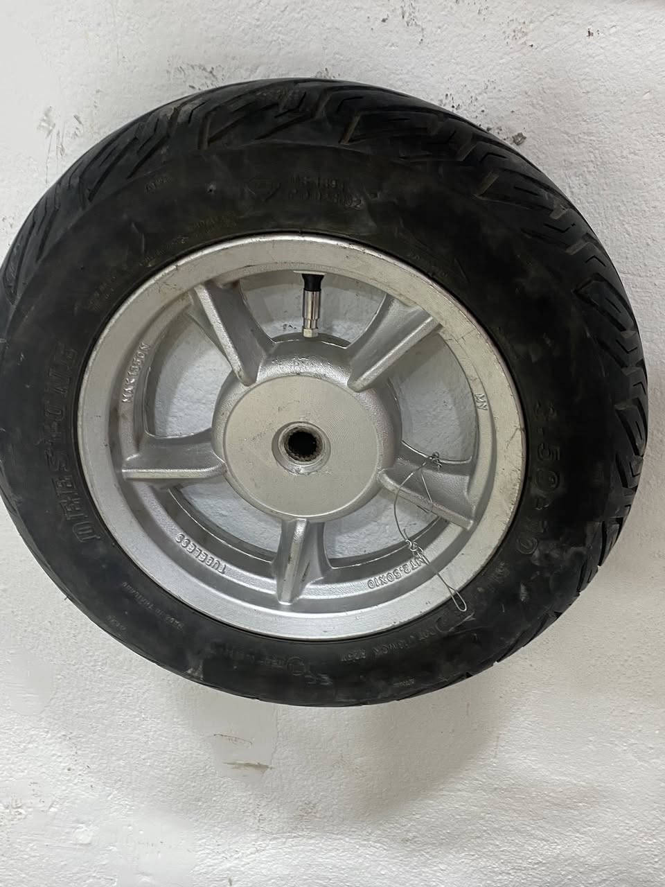 ويل وره. وكدام  وياهم تايرات ابلاد شرط بعدهم ما شايفات الكاع سعرهم 40


**إذا كنت صاحب هذا الإعلان وتريد حذفه لأي سبب، رجاءا أرسل رسالة إلى الدعم الفني**