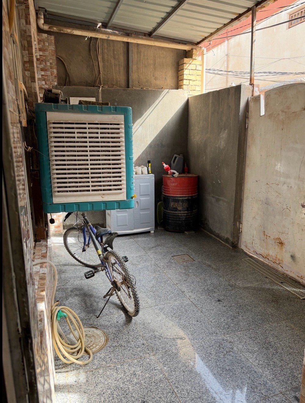 السلام عليكم 

بيت للبيع في كربلاء المقدسة 🏴
زراعي بستنة قرار 25 طابق ونص 

‎يتكون من : استقبال مع غرفتين نوم غرفة في الطابق الاول وغرفة في الطابق الثاني وصالة ومطبخ وصحيات ومخزن.

مساحة وواجهه البيت :  8.5*11.5 
100 متر

بناء البيت طابوك والارضية جرانيت

الموقع : كربلاء طريق الحر فرع ابو الدهن يبعد عن الشارع العام 600 متر (طريق الكوسترات الى الامام) ويبعد عن مرقد الحر كيلو ونص

السعر : 75 وبيه مجال بسيط


للاستفسار الاتصال على :  
***********
او ارسال رسالة واتساب على : ***********