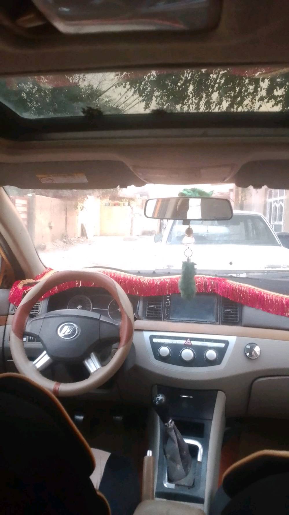 سلام عليكم ليفان موديل رقم نكليزي 13بسمي سياره محرك كير خير من الله مصبوغه عام الجماليه بيه ضربه جاملغ الأيمن فقط 
تبريد نقص كمبريسر حداديه نص عمر 
عنوان بغداد الزعفرانية الشراي بخدمتك 