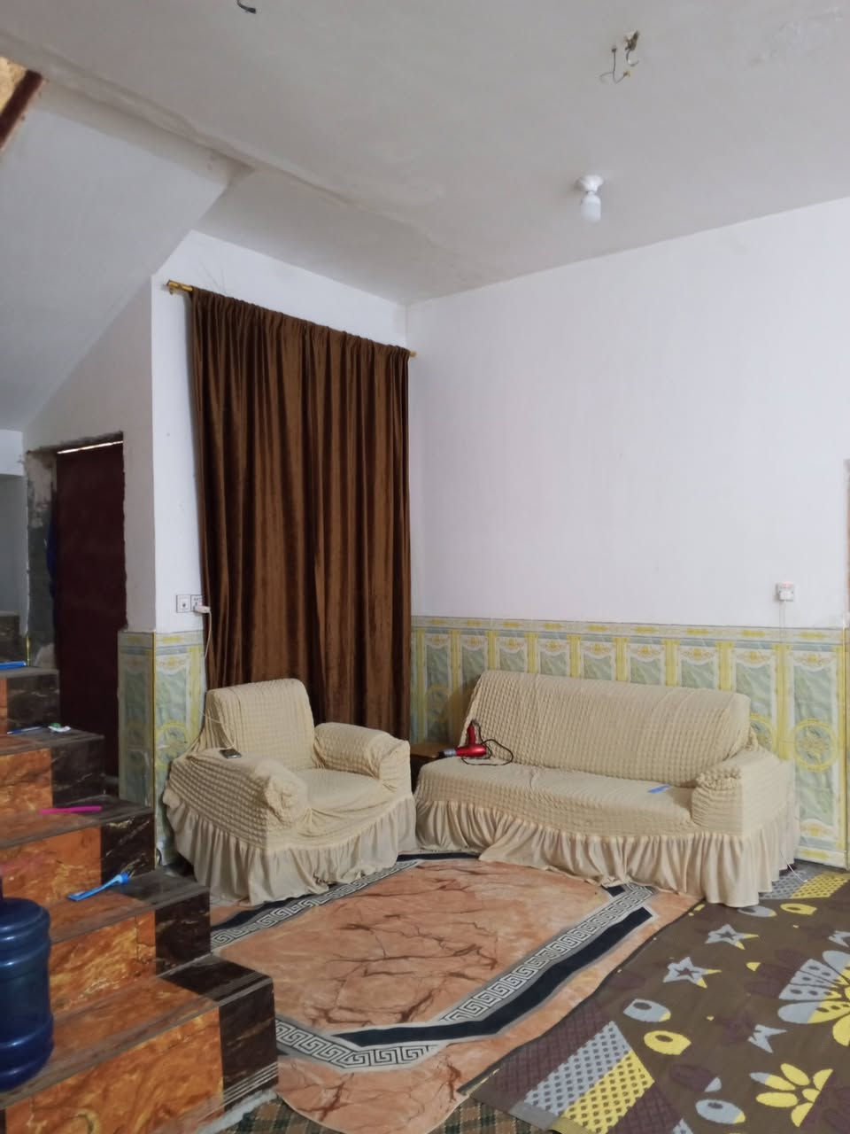 ياالله سلام عليكم بيت للبيع طابو صرف بحي العسكري الغربي بل 74 مساحه 257 م على شارع 10 م جه اليسرى قريب على مولده يتكون من غرفتين وصاله واستقبال ومطبخ وتخاريج داخلي وخارجي بناء طابوق اعكاده مطلوب 15 مليون و تسديد 154 الف وسعر مطلوب الكلي 80 مجال بسيط للأستفسار اكثر *********** حيدر الشيباني عنوان مكتب نهايه شارع العريضه بدايه 74 مكتب مصطفى
