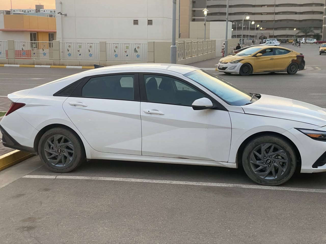 النترا هايبرد ٢٠٢٥  أمريكي لون ابيض  
الموصفات  بلو 
بصمه 
سايد بريك دكمه 
كروس سرعه
رادار أمامي 
مانع تصادم
قياده ذاتية 
بك لايت لد صندوق ذكي 
صور الحادث داخل امريكا بالمنشور سياره جديده بكل معنى الكلمه تبديل جاملغ امامي فقط الشاصي والغد مكفول شخط مابيه السياره رقم بغداد مميز العداد ٢٠. الف ميل السعر ١٦٣ للاتصال ***********
