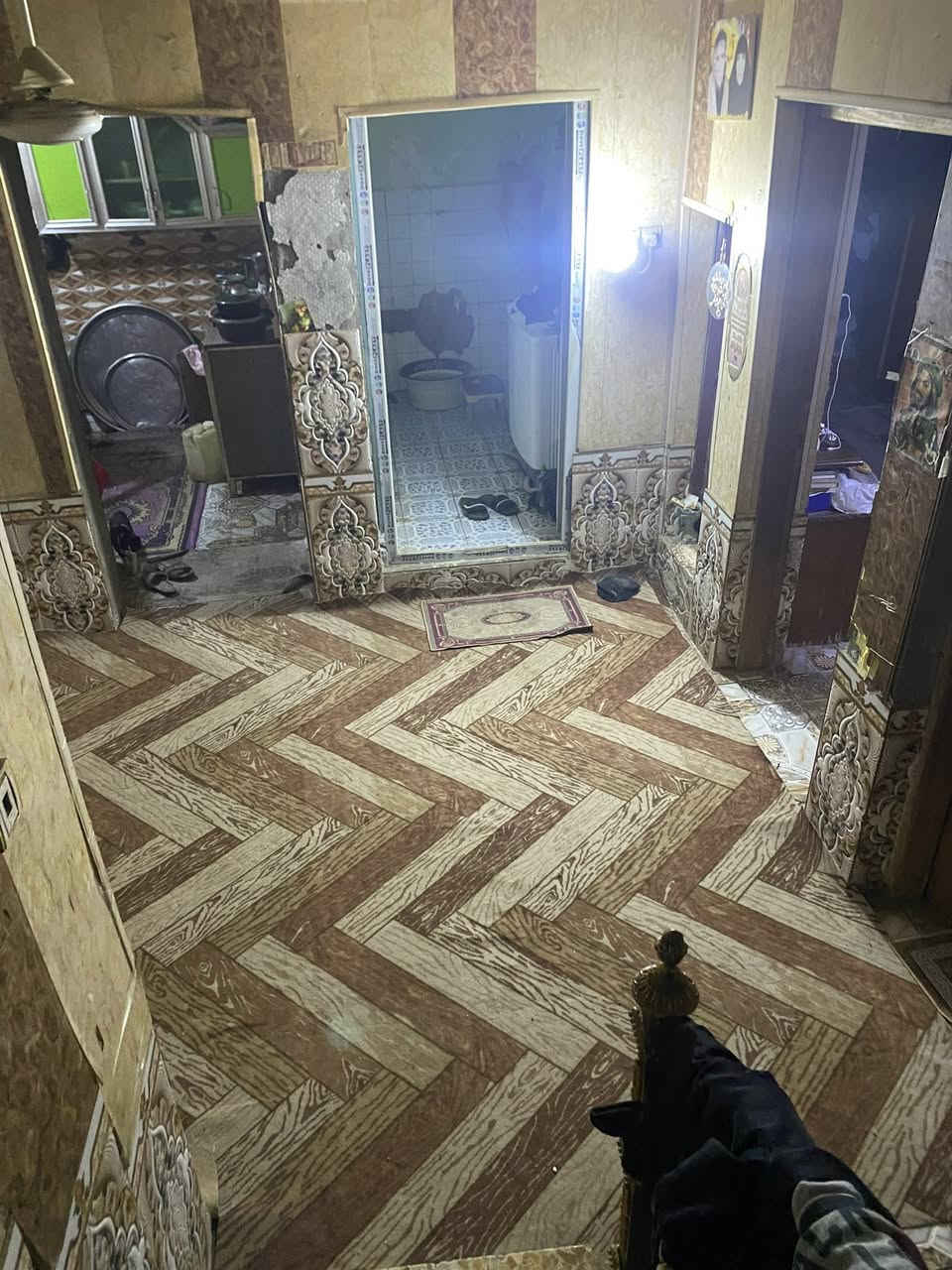 بيت للبيع طابقين في حي المثلث مساحه 110متر (طابو ملك صرف)الطابق الاول يحتوي غرفتين وصاله وديوانيه ومطبخ ومشتملات والطابق الثاني يحتوي على غرفتين ومطبخ ومشتملات السعر 80 مليون وبي مجال قليل
واتس ***********
