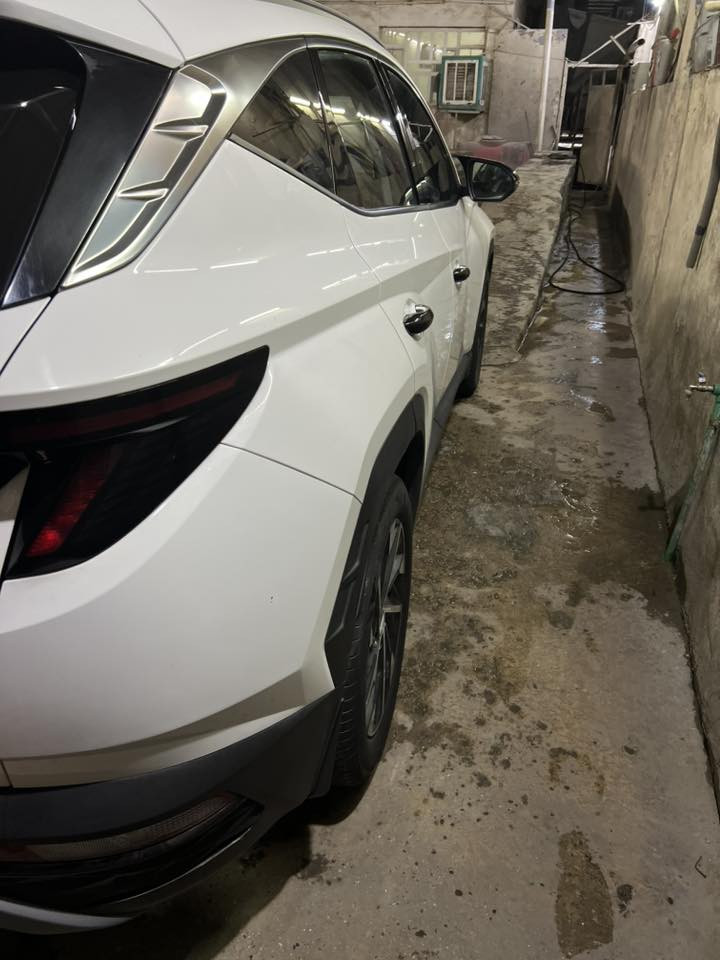 من رخصة الادمن المحترم توسان موديل 2024 تفاصيل السيارة
خليجية مواصفات كراسي كهرباء داخل ابيض 
ماشية 30 الف مكفولة بارد وصبغ بيها رصعة بسيطة وشخوط موضحات بلصور نظيفة وحلوة 
مكاني بغداد الكريعات 
***********
سعر السيارة 21.600 $
