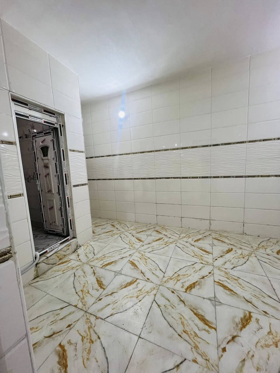 شقة طابق ثاني للرهن او الايجار مساحة 130 متر 
الموقع قرب كرار الطويل ع الشارع العام نضيفة جدا 
غرفة ومطبخ وصاله وصحيات ومطبخ للتواصل 
***********
