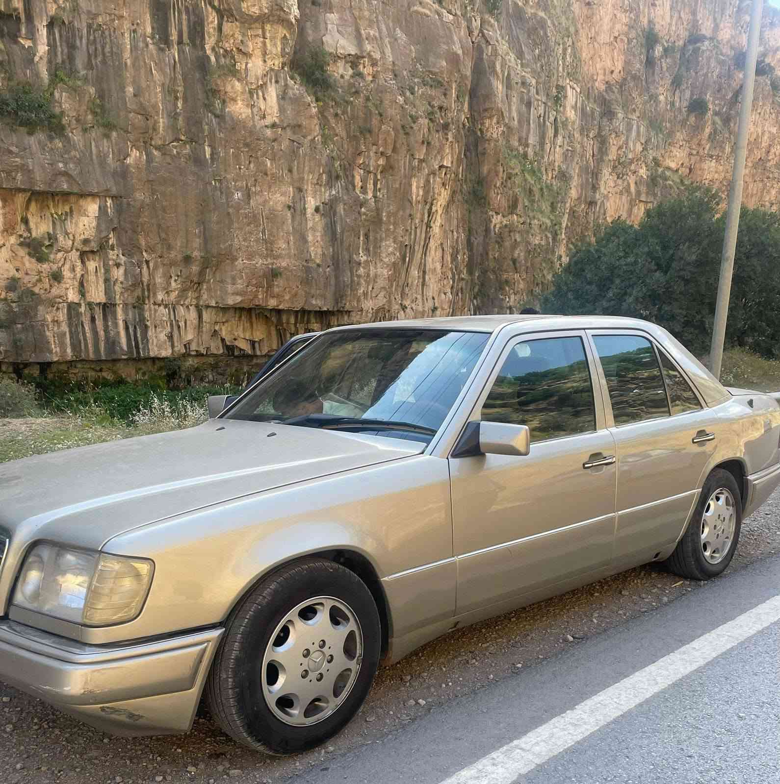 السلام عليكم 
مرسيدس دب 300 /1990
كير ومحرك بلاد رقم بغداد دولي 
سياره كلهه بلاد قواعد بلاد مابيهه ضربه السياره 
تبريد ثلج حداديه صدر جدد مكان السياره بغداد الشعب 
السعر 68$ وبيهه مجال مكلف بل نشر 
للاستفسار ***********
