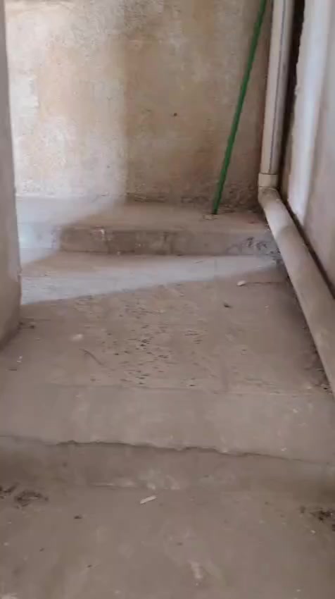 أيجار طابق ثاني مواصلات قرب الشارع العام 2 نوم صاله خدمات 325 ألف ***********
