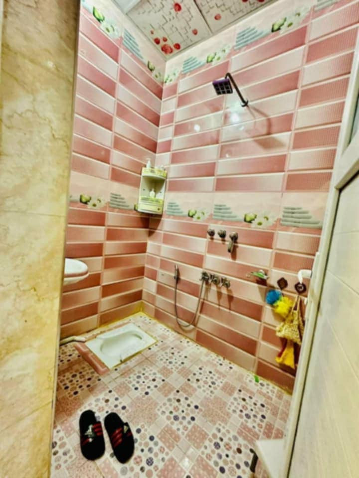 دار للبيع مساحه ٢٠٠متر العنوان التقيه الرابعه مقابيل ساحه التوديع منطقه مخدومه تبليط شبكه كهرباء جديده البيت بناء حديث يبعد عن الشارع العام ١٥٠متر 
للتواصل ***********
