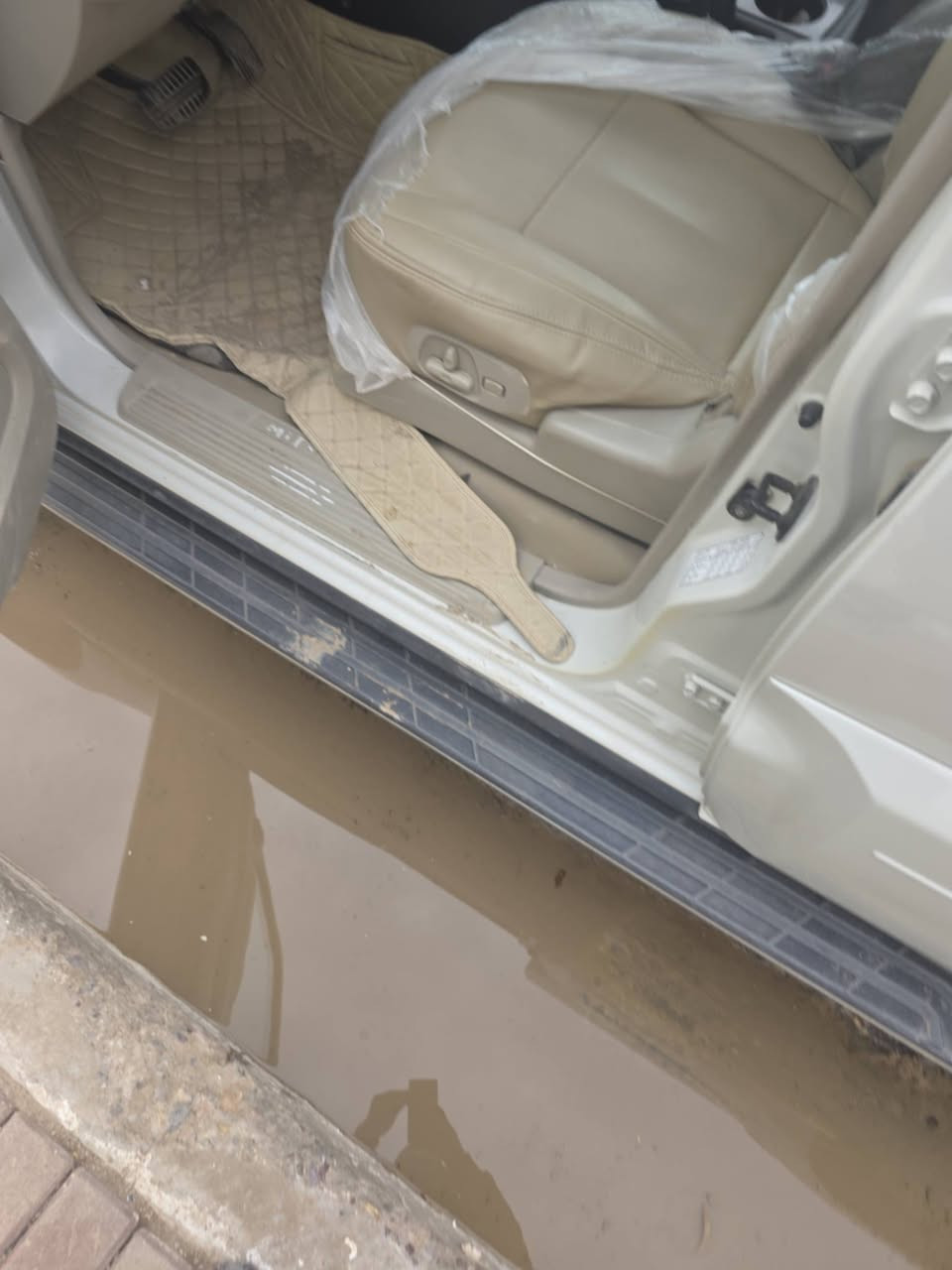 باجيرو 2014حبتور كفاله عامه سياره جديده وجاهزه برغي نقص مابيه كير محرك حداديه تبريد كله شرط ومعروفه مواصفات الحبتور اعلى فئه بلباجيرو سياره نضيفه ومكفوله لاصبغ ولا تبديل السعر 145مكانه الديوانيه رقمه بغداد انكليزي باسمي وهاذا رقمي 
***********
