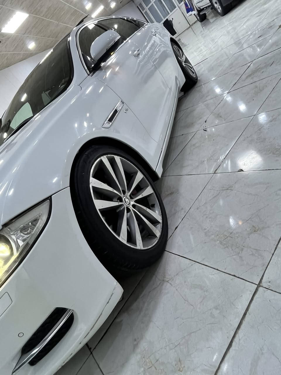 السلام عليكم 
للبيع أو المراوس جيب جارجر اوباما شعندك نزل 
جاكور Xjl 2013 
فوللل مواصفات  

🔴 مري شفط مع التقفيل والتفتيح 
🔴كشنات جلد 
🔴كشنات امامي وخلفي تدفئه وتبريد 
🔴كشنات تحكم كهربائي 
🔴كشن السائق خزن 
🔴مري خزن 
🔴 ستيرن خزن 
🔴فول تحكمات ستيرن 
🔴خمس بصمات بيبان و الصندوق 
🔴بردات خلفيه بلادي 
 🔴كير ماوس 
🔴وضع سبورت
🔴مانع انزلاق 
🔴بانوراما 
🔴لإيتات دوار مع الستيرن
🔴قطعتين تبريد 
🔴حساسات اماميه /خلفيه /جانبيه 
🔴مري هيتر 
🔴كامره خلفيه
🔴جام ينزل ويصعد من البصمه 
🔴سايد بريك بصمه 
🔴تبريد ثلجج 
🔴مكينه v6 3000 سوبر جارج يعني طياره 
🔴وبعد هواي مواصفات ماذاكرهن 
🔴 السعر 160 وبيها مجال للطيبين 
رقم بغداد مميززززززز 
تخم تاير جديد 

سياره بيها ربع باب صبغ وشبر بل جامرلغ ومباوكين بل بنيد توحيد  لون بدون دواخلل شرط 
مكينه وكير كفاله 
تراي خير من الله نصبتها تخبل صفاحها موس 

مكاني ديالى بعقوبه  للاستفسار ***********
