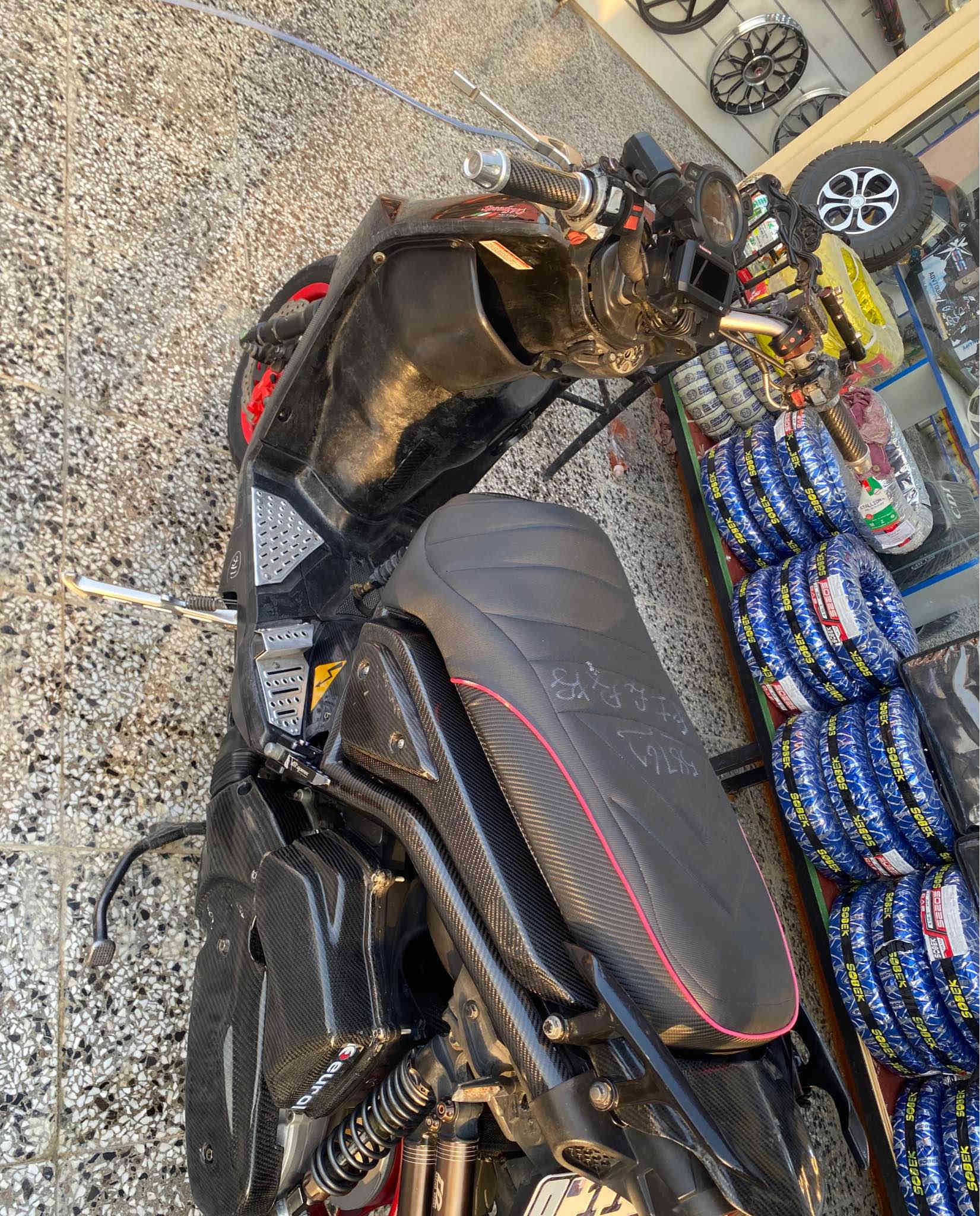 أسلام عليكم 
دراجه سكنس جبلي للبيع موديل 2013 مرقمه رقم انكليزي تحويل ثاني يوم دراجه خير من الله مناقصهاا شي كلهاا عليهاا تعديل ألياف كاربون وكامرات امامي وخلفي تسجيل يدات سكليتر رياضي يدات بانزين رياضي ستنان صفح رياضي دبلات خلفيه رياضي راديتر دهن سبايدر رياضي 
مكان دراجه بغداد حي اور او البنوك(سعر خاص)
(للأستفسار رقم الهاتف)*********** بغداد
