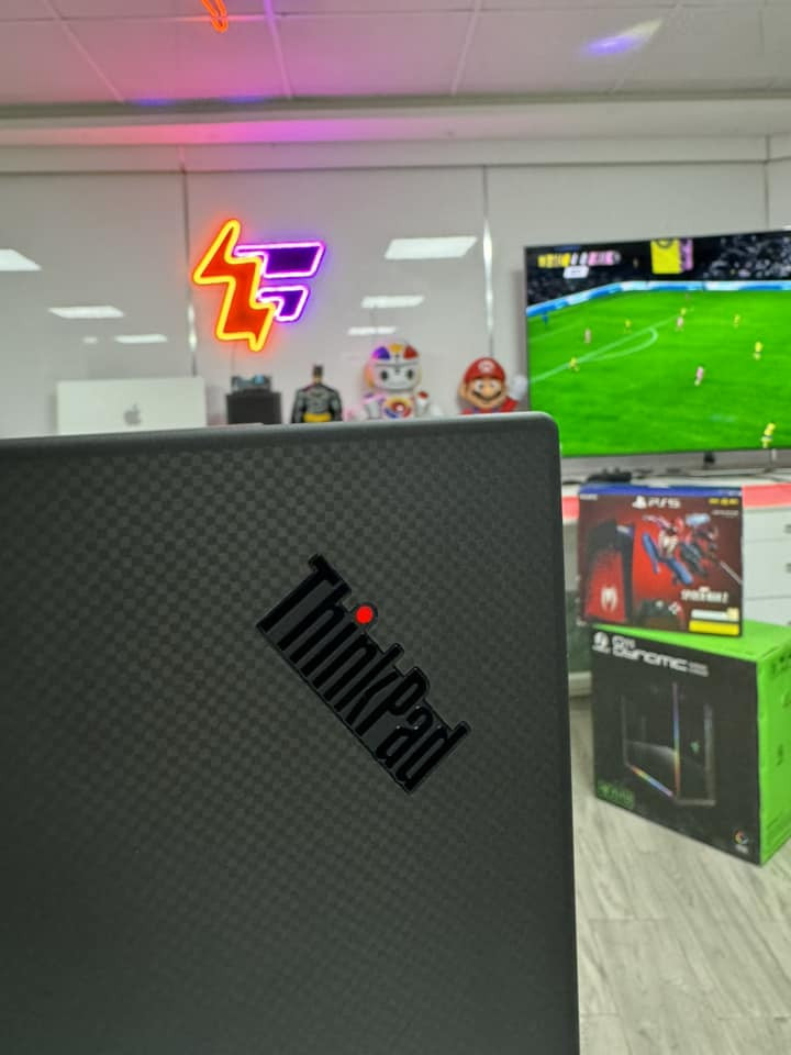 #الخارق كور i9 + جيل عاشر + كارت شاشة خارجي = أقوى لابتوب للإلعاب و البرامج الثقيلة  ❤️ 🔥 

Lenovo ThinkPad P1 Gen 3   

المحتاج العاب قوية و شغل ثقيل و شكل أنيق و وزن خفيف .. لينوفو حققت المعادلة في هذا اللابتوب المميز.

#معالج_قوي_جداً كور i9 (الجيل العاشر) بأعلى فئة H المصممة للإلعاب والتصاميم

رام 16 كيكا DDR4 

هارد 512 نوع SSD - NVMe (أسرع من SSD العادي إللي هو أصلاً سريع)!!

#كارتين_شاشة

كارت شاشة داخلي Intel UHD Graphics حجم 8 كيكا 

كارت شاشة خارجي NVIDIA Quadro T2000 MAX-Q حجم 4 كيكا  

شاشة كبيرة 15.6 Full HD (بيها تشبع لوني قوي + حواف سلم)

نظام التشغيل: Windows 11 Pro – أحدث وأسرع إصدار 25H2

صوت بتقنية Dolby Atmos (صوت محيطي نقي وواضح للميديا والعمل)

كيبورد (ضوئي)

#اللابتوب_يحتوي_على_أهم_البرامج (يعني تستمله جاهز):  

1️⃣ حزمة أوفيس كاملة  ✅

2️⃣ برامج الأدوبي  ✅

3️⃣ برامج الاوتوكاد  ✅

4️⃣ سينمانا وشبكتي لمشاهده الافلام ومباريات كرة القدم ✅

5️⃣ كيم لوب (تنزل أي لعبة بكل سهولة) ✅

6️⃣ منصة ستيم ✅

7️⃣ واتساب ✅

8️⃣ تليكرام ✅

#السعر 950 ألف مع #سيت_ملحقات (حقيبة + ماوس + ماوس باد + هدفون + ستاند تلفون + الشاحن)

بغداد شارع فلسطين (توصيل #مجاني بكل العراق)

واتساب ***********
