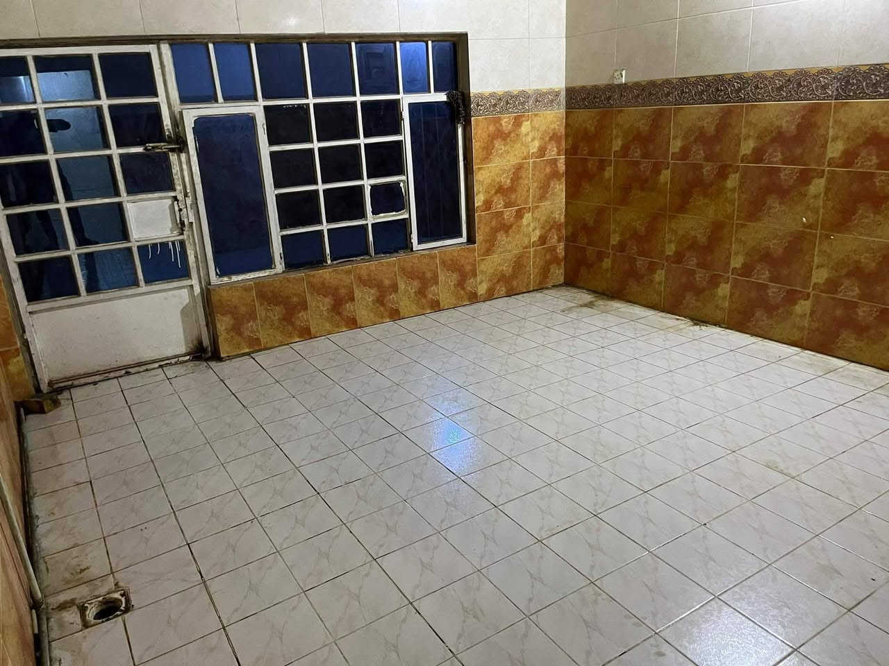 السلام عليكم بيت للايجار حي الفرات شارع المستوصف تبليط المساحة 100  طابقين   سعر الايجار 250  للاستفسار
يصلح لعائلة صغيره للاستفسار اكثر على الرقم ***********
