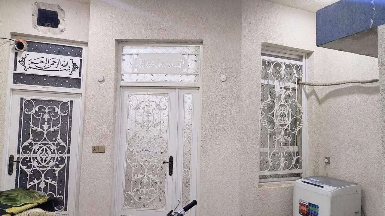 بيت جديد سنه البناء نهايه 2024 بناء على أيدي كلشي بي درجه أولى البيت تحفه ما شاء الله جديد كلش طابقين 100 متر  حي ميلاد قرب مدرسه الميلاد الابتدائيه على شارعين خدمات فولو الشراي يتصل 
*********** طابق الاول غرفه كبيره صاله ستقبال طابق ثاني 2 غرف وحده كبيره جدا و وحده 4 ب 5 تقريبا حمامات 🚽 طابق الاول وطابق الثاني مع حمامات خارجيه
