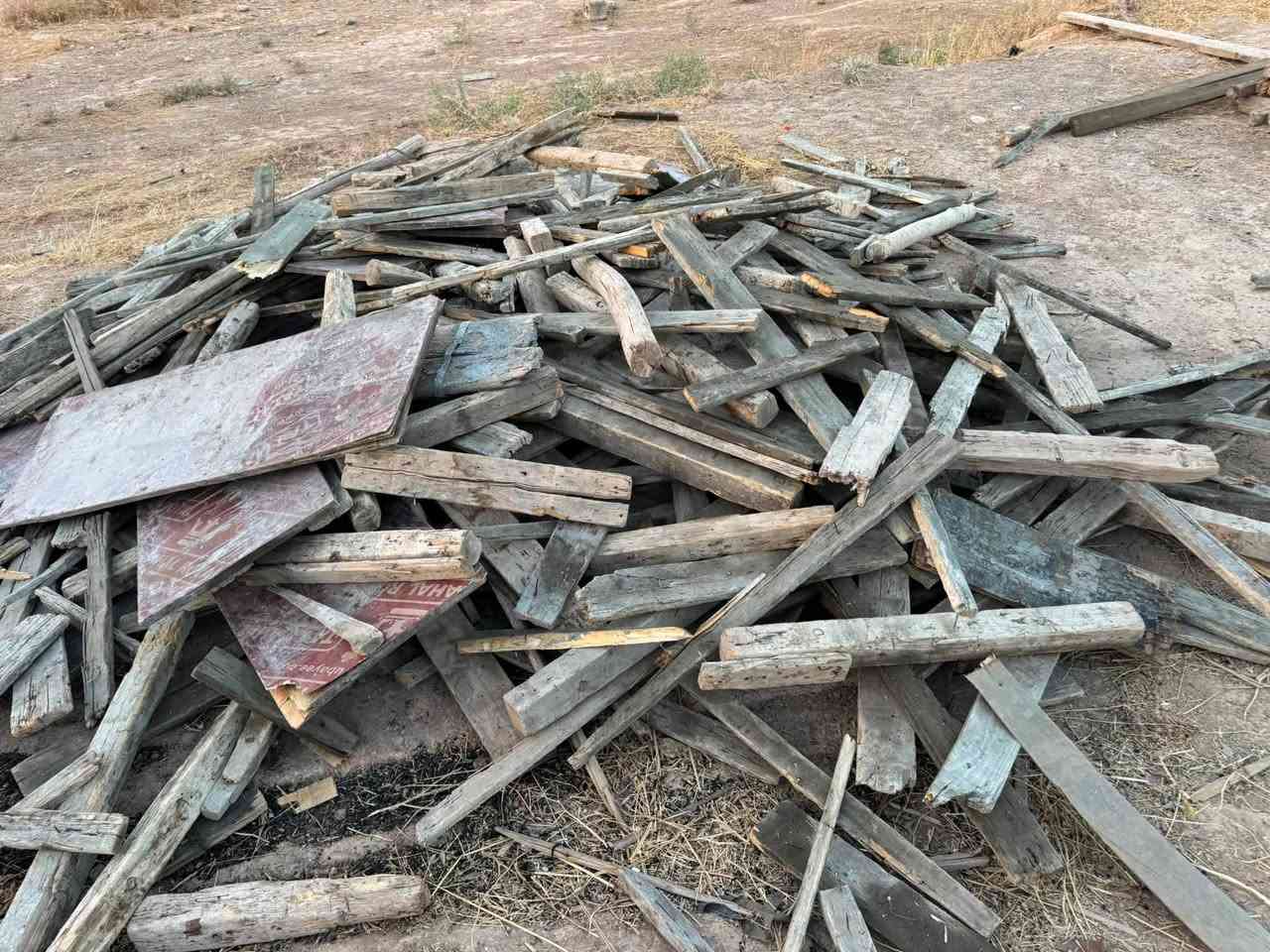سلام عليكم قالب خشب لبيع مساحه 170متر نضافه فول 
درسك طول 3.20

الموقع القيارة قرية ازهليلية 
***********
***********
