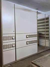 غرفة نوم تركية درجة اولى  غرفة تحتوي على ملحق ابواب هايدروليك  الغرفة ...