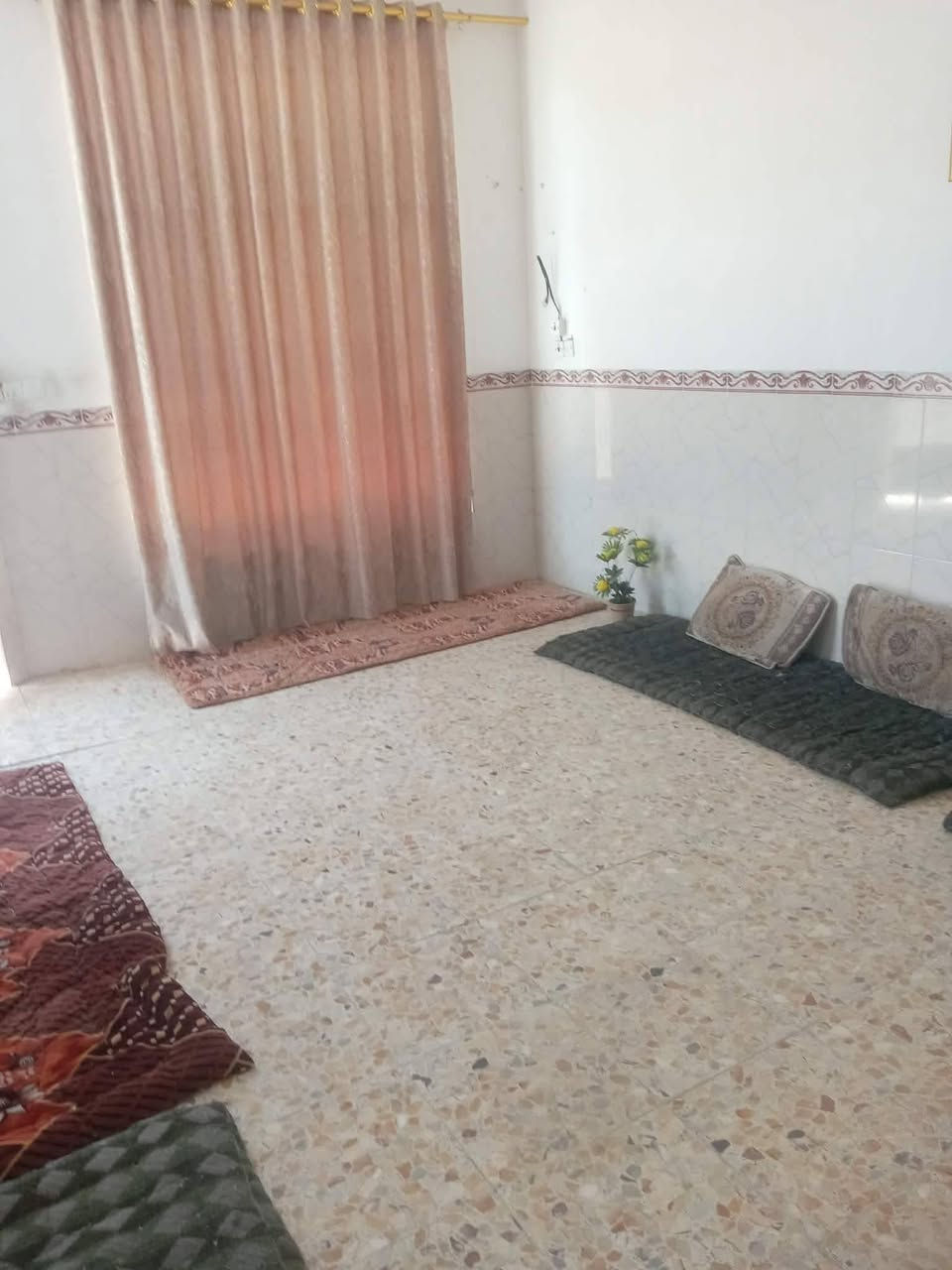 السلام عليكم .بيت للبيع طابو صرف .العنوان حي الزهراء قرب مدرسه الوقف الشيعي قريب جدا من الولايه .موقع منتاز على شارع عرضه 10متر .كافه الخدمات ماء كهرباء مجاري .المساحه الكليه 272 م  بناء حديث وجديد  طابوق والسقف صب كونكريت. الواجهه 16 م والنزال 17 م. يتكون البيت من غرفتين نوم 
واستقبال وصاله ومطبخ حار 
وبارد وصيحات خارجيه وداخليه
ومناور.. البيت مامطلوب لا سلفه ولا قرض يعني تكدر تسحب عليه سلفه أو قرض اسكان  .السعر مناسب قياسا مع الاسعار.السعر 130 وبي مجال للشراي ...للاستفسار تفضل خاص او اتصل ب *********** بيه واتساب
