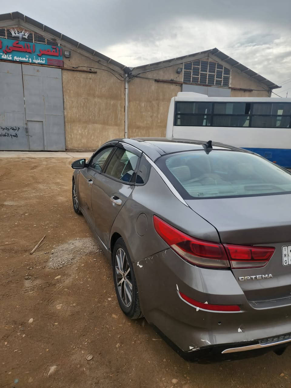 كيا اوبتما 17 امريكي gdi
فول مواصفات 1/1 
 بنوراما
مري شفط
وضعيات قياده.3 سبورت / وايكو/وعادي
بصمة ابواب + بصمة تشغيل + اشاير ترحيب
كشنات خلفي امامي تبريد + تدفئه+ كشن خزن ميموري وبعد هواي مواصفات بيه

مكينه وكير وتخم تاير وتخم حداديه جاهزه للاخير
ملاحظه ؟؟ ترهم مراوس حسب لقناعه
بيه ضربه جهت سايق تكمه وجاملغ وربع باب خلفيات. 
ابيعلك صبغ احزام كفلك كص وشرعيات. والتحويل رقم بغداد انكليزي بسمي هزه جديده ورقام وسنويه كله جديد
السعر 105 وبيه مجال قليل / ***********
