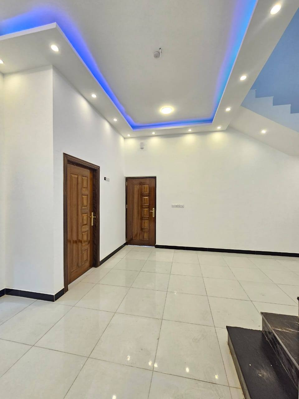 ✨ اللهم صلِّ على محمد وآل محمد ✨
🏡 بيت للبيع – جاهز للسكن
📐 المساحة: 150 م²
📄 الطابو: زراعي عراقي
🔹 مواصفات البيت:
غرفتين نوم
صالة
مطبخ
ديوانية
صحيات داخلية وخارجية
كراج سيارة
📦 البيت فارغ وجاهز للاستلام فورًا
⚙️ الخدمات المتوفرة:
شارع مبلّط
ماء
كهرباء
إنترنت
مولدة
📍 الموقع: البصرة / أبي الخصيب / السبيليات
قريب من الشارع الداخلي
📞 للاستفسار: *********** البصرة, العراق
