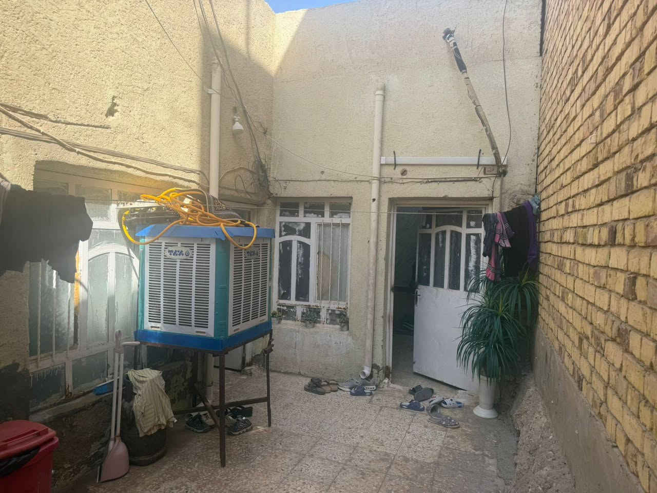 سلام عليكم للبيع بيت مساحه 100متردولان يحتوي على غرفه واستقبال صغيره ومطبخ وصحيات السعر47مليون للاستفسارالاتصال على الارقام ***********//***********
