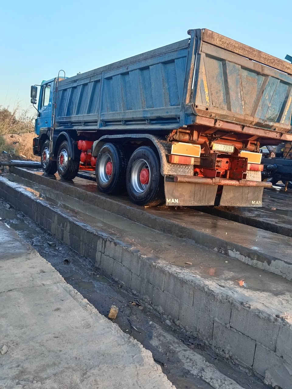 السلام عليكم مان للبيع موديل ٩٧ نص جيف محرك ٥ شاصي مكفول ***********
