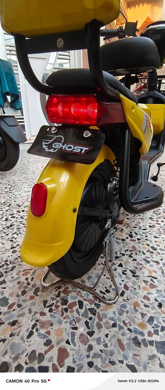 دراجة كهربائية شحن (سكوتر كهربائي) مقاس 14 إنج، مواصفاتها: 👇🏼
* ⚡ محرك 350–500 واط.
* 🔋 بطارية 48 فولت (12 إلى 15 أمبير).
* 🚀 سرعة تقريباً 30–50 كم/ساعة حسب الموديل.
* 🛣️ مدى بالشحنة الواحدة 25–40 كم.
* 🏋️ تتحمل وزن بحدود 120 كغم.
* ⏳ وقت الشحن 5–6 ساعات.
* 🧺 سلة أمامية ومقعد خلفي للراكب.
* 🛞 جنوط 14 إنج مع مساعدات أمامية وخلفية للراحة.
تواصل عل خاص فقط


**إذا كنت صاحب هذا الإعلان وتريد حذفه لأي سبب، رجاءا أرسل رسالة إلى الدعم الفني**