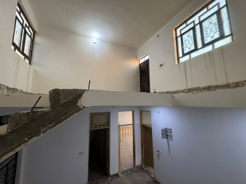 دار للبيع بي نواقص بسيطات المساحه 150متر وجه 10متر ونزال 15متر طابو زراعي سند 25 تحويل مباشر 
يحتوي على غرفة نوم وهول وصحيات داخليه وداخليه وصاله ومطبخ 
الموقع يم شارع 100الجديد يبعد عن الشارع العام 80متر قرب صيدلية زهراء  
السعر 75وبي مجال 
لاستفسار اكثر ‭***********‬
