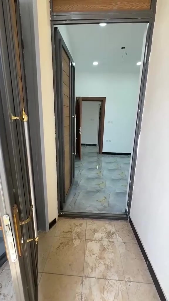 للاستفسار واتساب *********** 
🏡شقق للايجار – اليرموك / الحمراء
📐 المساحة: 110م
🏢 البناية تحتوي على 4 شقق فقط
✨ كل شقة معزولة عزل تام
🚪 مدخل مستقل لكل شقة
فقط عوائل

🛏️ غرفتي نوم
🛋️ استقبال
🍽️ مطبخ
🚿 خدمات + منور

💰 الإيجار:
▪️ الأرضي: 1,100,000 
▪️ الطابق الأول: 900,000 الف
