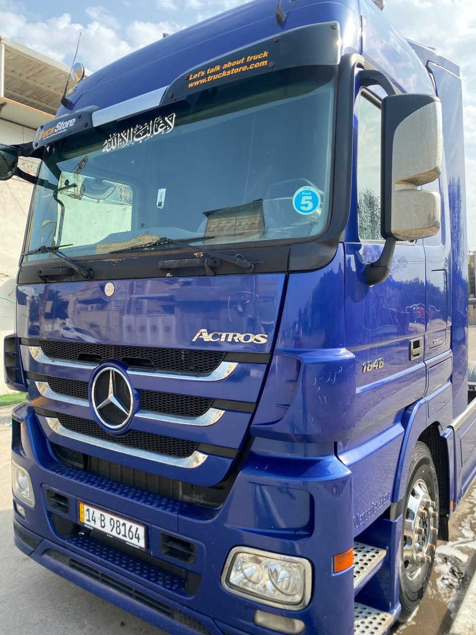 السلام عليكم سيارة للبيع اكتروس موديل 2011 دخول جديد حجم ( 46 18) رقم بصره سنويه لل 29 السياره جديده للاستفسار *********** مكان السياره بصره اني مكلف بل نشر
