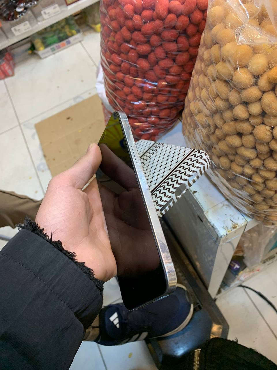 السلام عليكم 
ايفون ١٢ برو ماكس 
نموذج m/ZA
الذاكره ٢٥٦
البطاريه١٠٠ مبدله وانطي بيها ضمان شهر
الجهاز حيل نظيف 
لون ابيض 
بس الضهر الله وكيل البارحه نكسر تبديله ب ١٠
الكامره دمعه
مبدل شاشه اصليه شرط 
السعر ٣٢٠وبي مجال بسيط الرزق علا الله 
مكاني الموصل حي الحدباء
للاستفسار خاص او ***********
