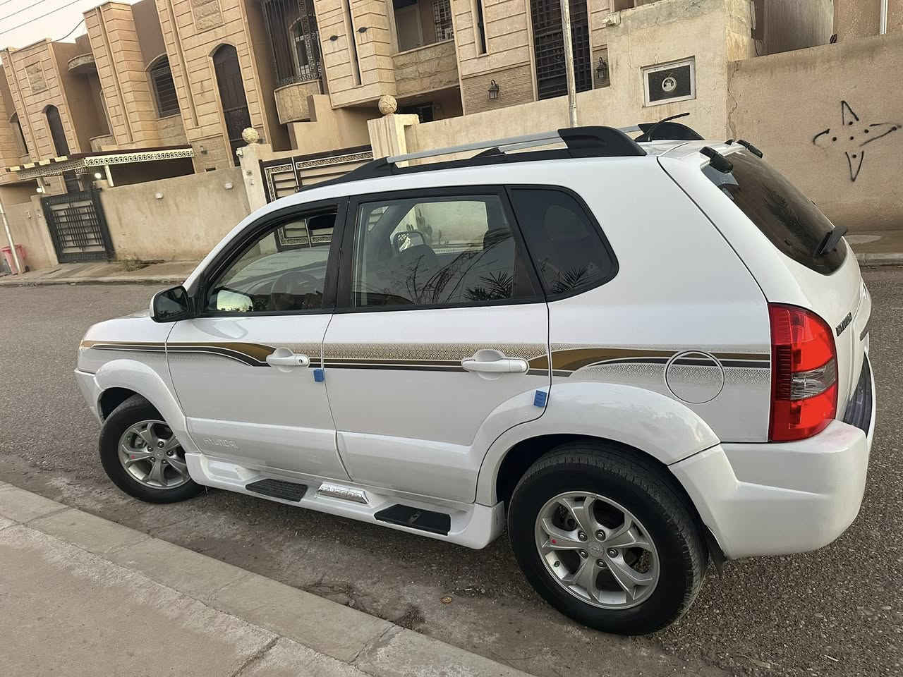 السلام عليكم
توكسان 2009 خليجي ابيض ثلجي
بيها نص باب السائق صبغ شرط الفحص
رقم اربيل اوربي 
سنويه 2028
هزه وبراد 2026
مكينه 2000 دوش شرط بدون عيب
ماشية 200
كير شرط بدون عيب
كامره خلفيه دواره
شاشه ابل كار بلي
حساسات
ويل كروم + تخم تاير
صدر + حداديه+ تبريد+ تدفئه + كهربائيات
كلشي شغال بيها وبلخير عل ياخذها
سعر (111) وبيها مجال بسيط
مكان السياره تكريت
للاستفساره الاتصال(***********)
