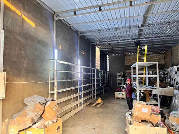 للايجار مخزن في البياع
🌍 الموقع: البياع، شارع 10
📏 المساحة: 150 متر مربع
📐 الواجهة: 7.5 متر
🏢 الارتفاع: 8 متر
🌐 النزال: 20 متر

المميزات:
 • مجهز بمكتب و رفوف.
 • يحتوي على عربة تنقل داخلية.
 • مزود بكهرباء مع مولد وطني.
 • الأرضية فلات (قطعة واحدة).
 • بابين:
 • باب مخصص لدخول العمال (خدمية).
 • باب مخصص لدخول السيارات الكبيرة (تحكم عن طريق الريموت).

ملاحظات:
 • المخزن محمى من الظروف الخارجية مثل المطر والرياح.
 • المخزن مجهز للاستخدام من قبل صاحب الملك.@إشارة***********
📞 للتواصل والاستفسار، يرجى الاتصال عبر الرسائل الخاصة
