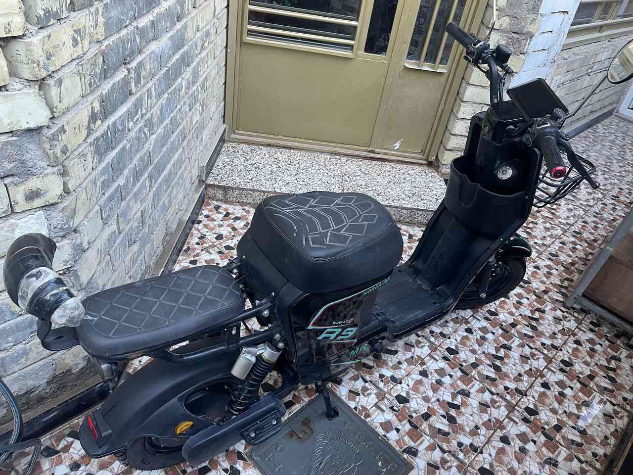 دراجه R9 نضيفه من كل النواحي حاله البطاريه جيده السعر 450 وبيه مجال للشراي تواصل واتساب الرقم ***********
