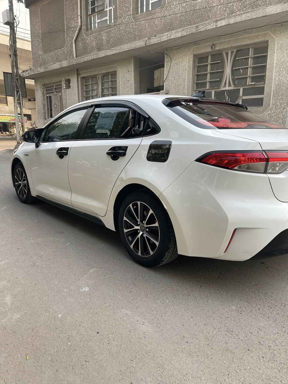 السلام عليكم
كورلا هايبرد 

موديل 2024 

سياره جديده جداً بحاله والوكالة 

جداً معتني بيها ماشيه 48 كم 

مكفوله من صبغ وضربه ولبارد عدا رصعه صغيره في هلال خلفي صورته مواجده 

موصفات فول مواصفات داخل احمر 

بصمه تشغيل أبواب وبيبان 

اوتو هولد 

سايد بريك كهرباء 

نقطعه عمياء 

سلايد كهرباء 

علامه تيوتا ازرق 

إضافه عليها كت كاربون اسود 

تغليف ارضيه ولصندوق كله بعده ع زيرو 

سياره جديده وبسمي تحويل ثاني يوم مكان سياره بغداد البنوك.  السعر 148  شراي يخابر فقط بدون ماروس 

***********.
