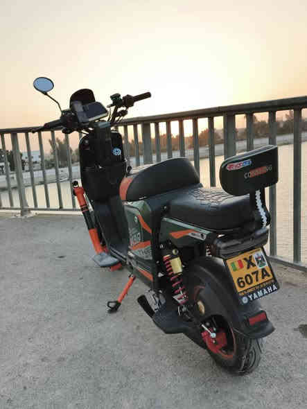 دراجه شحن للبيع بطاريات 33أمبير 60 فولت  قبل 3 ايام من شديتهن دراجه حلوه ورزنه مزوده سرعه 114 حقيقي 60 عندك 1800 ملف  بريكات دهن تمشي 70كيلو  المكان ناصريه سيدخيل   رقم ***********
