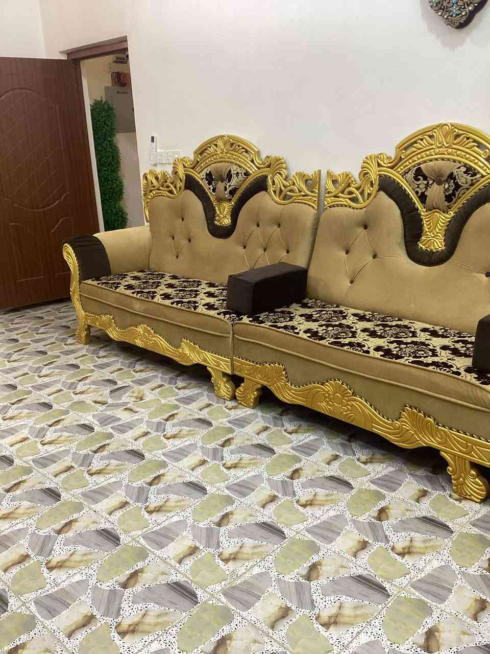 السلام عليكم من رخصة الادمن ، تخم نجارة اصلي ، تخم جديد ونضيف ، الحجم 11 م للتواصل ، عبر الرقم ***********
