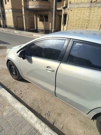 سياره ريو 2013 حداديه جديده تبريد شغال محرك وقير مكفول السياره شوف الع...