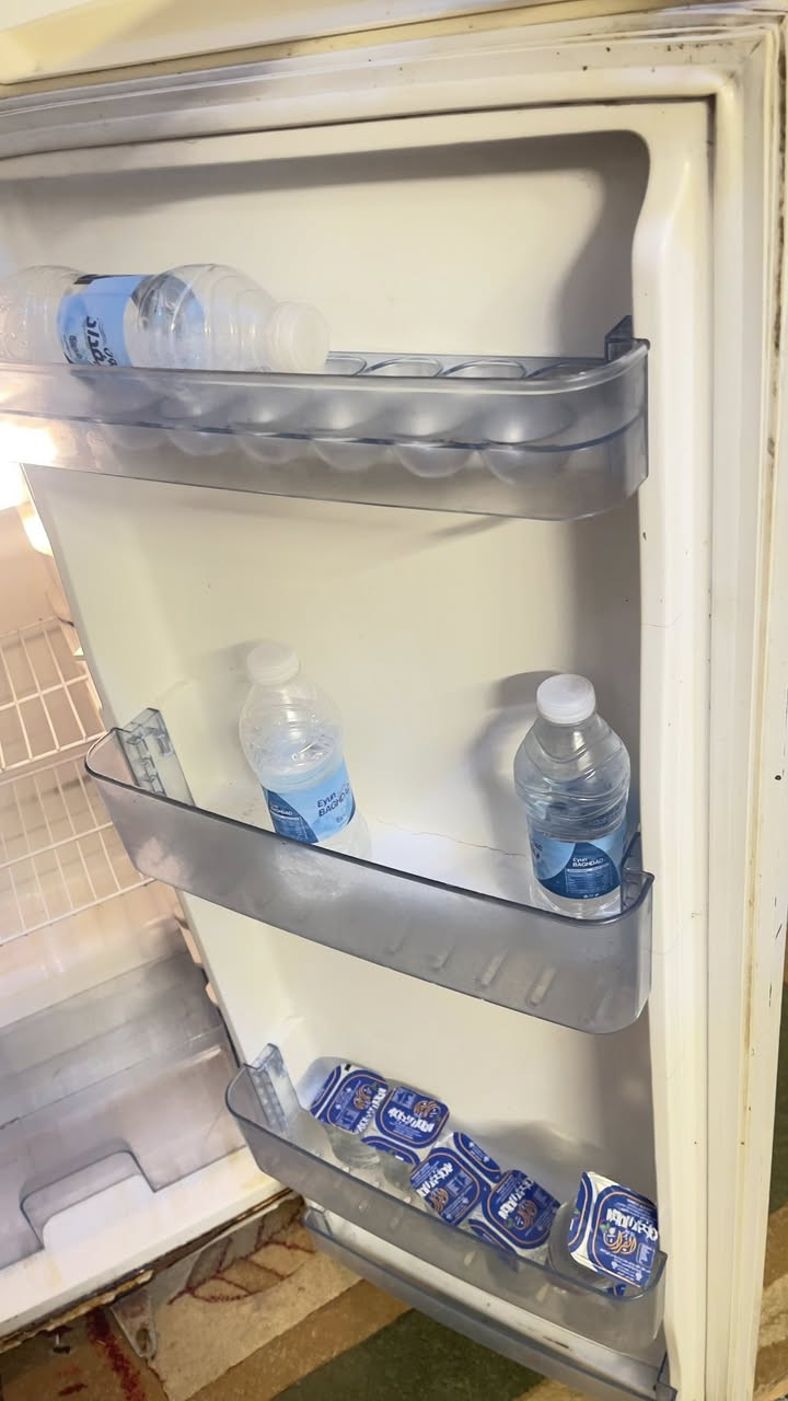 السلام عليكم ثلاجه للبيع ماركة  كيلون شغاله  ماطورها بلادي   باب وحده فريزر و ثلاجه سعر 75 الف مكاني حي سومر
تلفوني ***********
