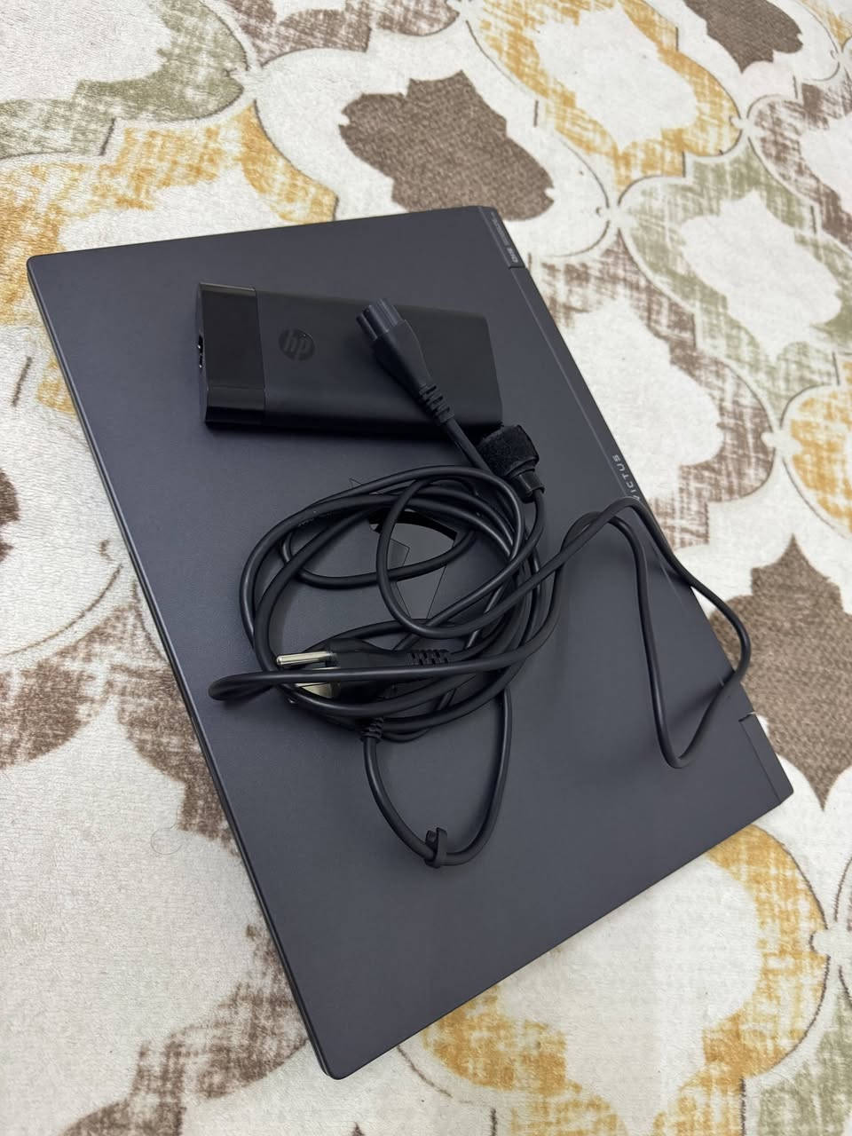 HP Victus Gaming Laptop

دۆخی ئامێر:
​وەک لۆک، بێ شوخت ✨
​پاتری: %97 (تەنها ٢٤ سایکڵ)
​١ هەفتە گەرەنتی. 🛡️

​🔹 تایبەتمەندییەکان:
▫️ پڕۆسێسەر: Intel Core i5-13420H (نەوەی ١٣) 🔥
▫️ ڕام: 16GB DDR5 🧠
▫️ گرافیک: NVIDIA RTX 4050 ⚡️
▫️ هارد: 512GB SSD
▫️ شاشە: 15.6" Full HD | 144Hz
▫️ کیبۆرد: Backlight White ✨

​🔹 خزمەتگوزارییەکان:
🔌 شاحینەی ئۆرجیناڵی لەگەڵە.
🚚 گەیاندنی خۆڕایی بۆ بەردەرگا. 🏠

ئێم بی 💻
کوالێتی لە ئامێر، متمانە لە مامەڵە.


**إذا كنت صاحب هذا الإعلان وتريد حذفه لأي سبب، رجاءا أرسل رسالة إلى الدعم الفني**