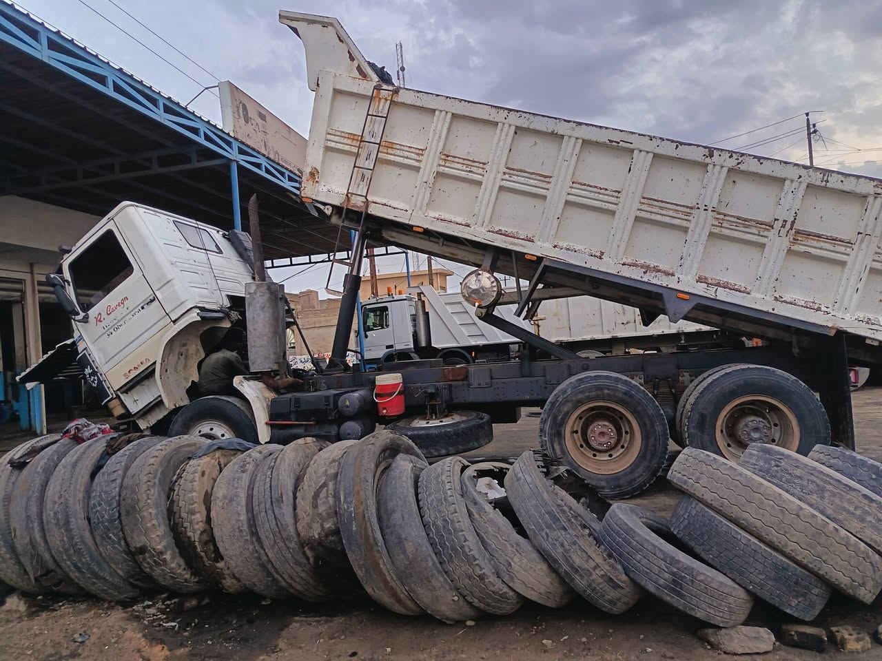 السلام عليكم سكانيا 113 ماكينه  88 /3 /3 جير قلاب ***********جاهزه للشغل مكان بغداد سياره كفاله
